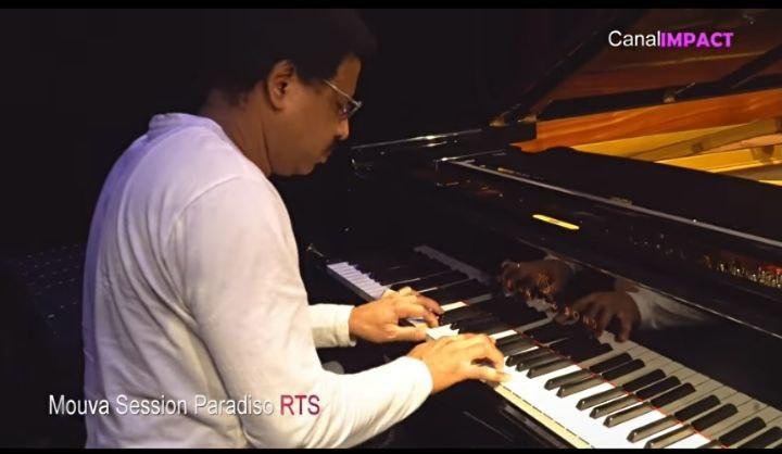 Michel Kibonge au studio RTS émission "Paraiso" avec l'orchestre Mouva