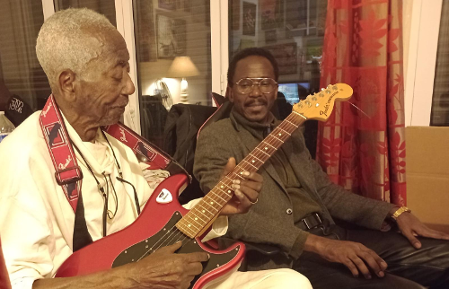Papa Noel avec sa guitare rouge fender chez lui en compagnie de Benny Armand technicien de studio Pactole