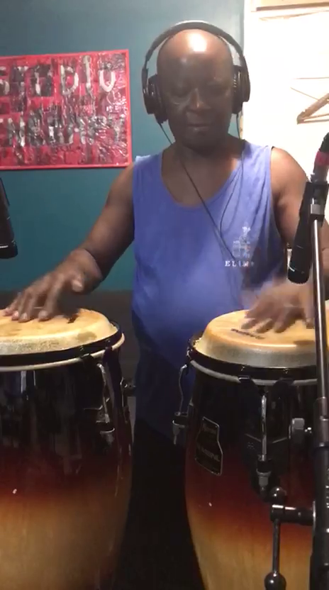 Maître Nono Tsakala Manzanza aux congas pour le projet Album Différence au studio de Sec Bidens à Paris